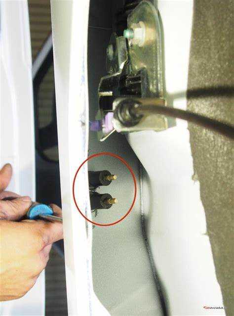 Обращение к специалистам по открытию автомобилей