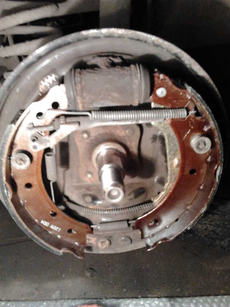 Осмотр колодок перед демонтажем тормозного узла