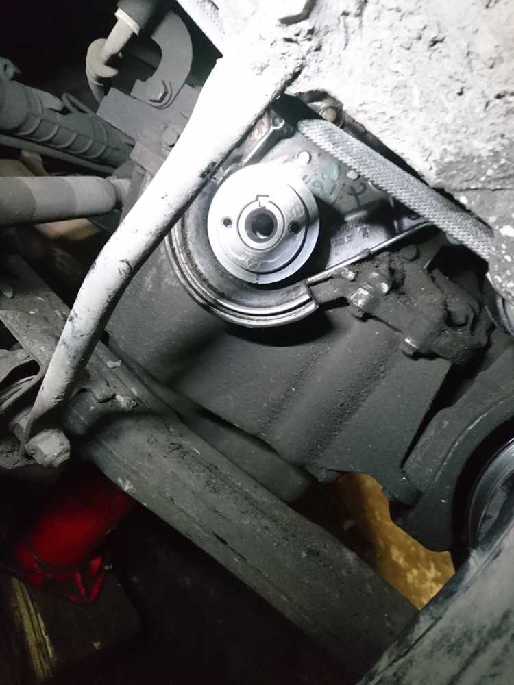 Проверка состояния натяжителя и роликов перед установкой нового